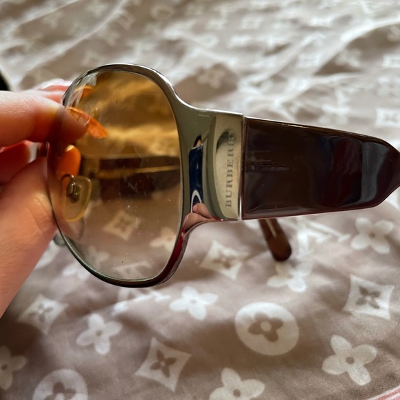 ❤️SOLD❤️ Burberry sunglasses - Picture 13 of 15